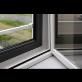 Detail van blinde scharnieren in Allframe achterzetraam voor strakke afwerking